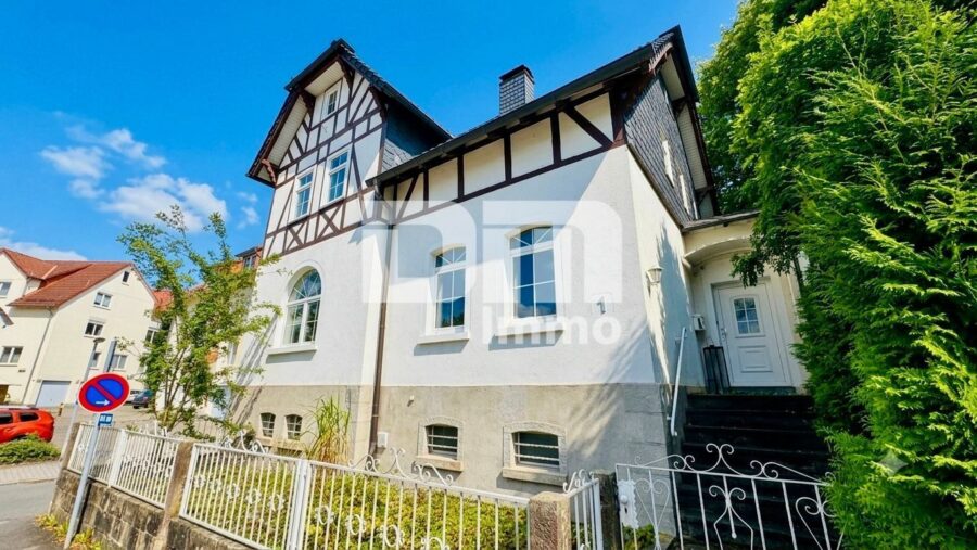 Sanierter Wohntraum mit Garten / Terrasse und 2 Garagen + vielen Extras - Frontansicht Haupteingang
